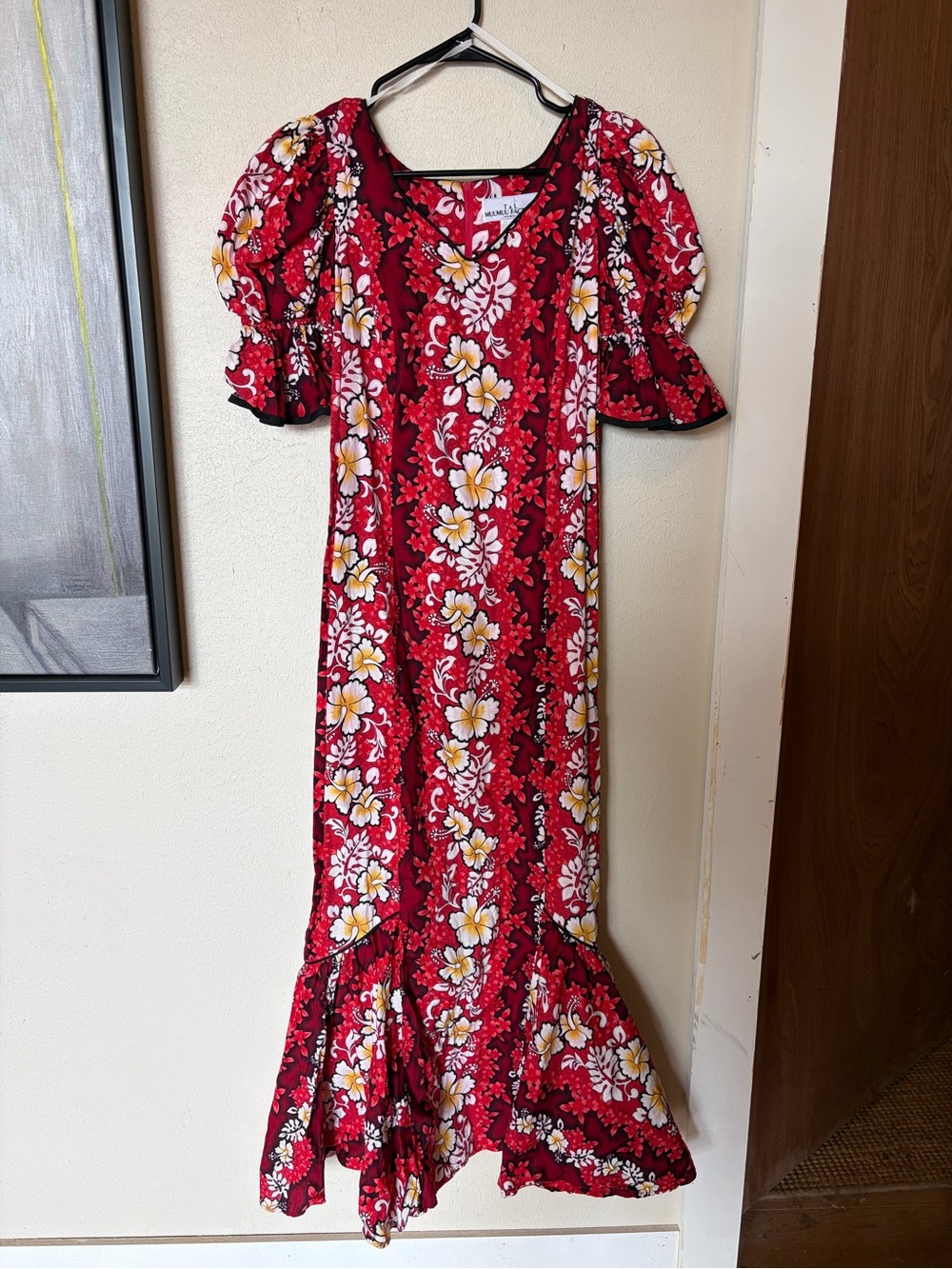 T&L Muumuu Factory 1970s kaftan caftan red Hawaii M Floral Maxi Dress Vintage